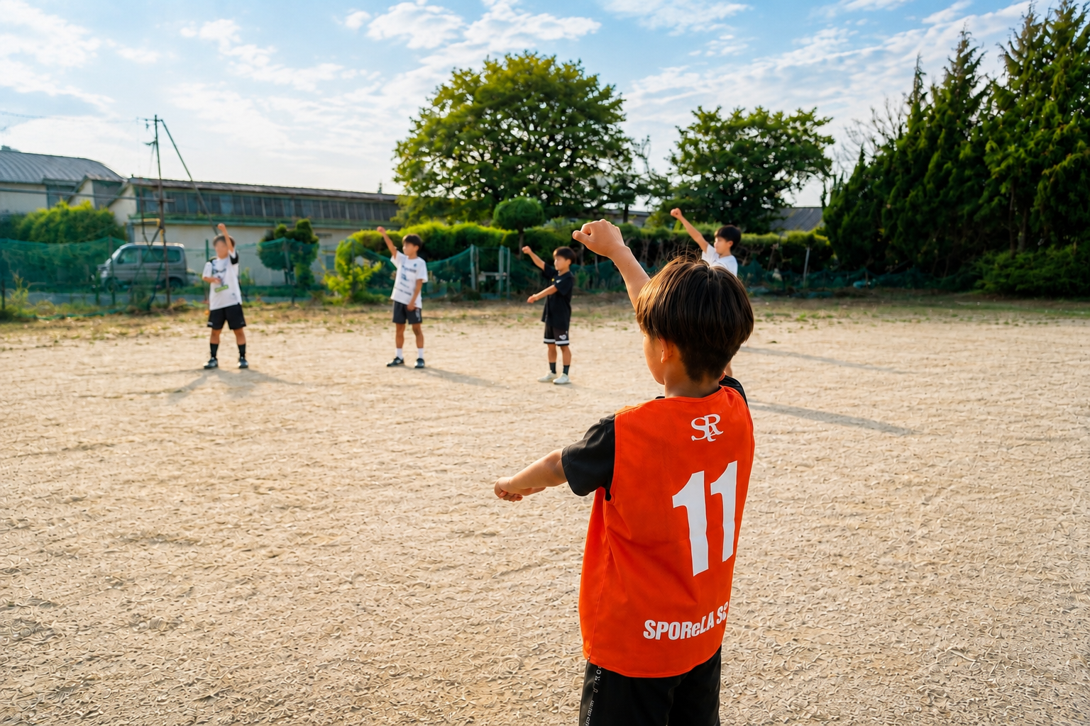 手前の選手と奥の複数選手が視覚情報に反応して動くトレーニング